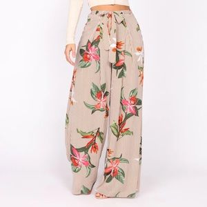 Wide leg, High Rise, No stretch these pants run Small get next size up